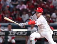 　５回、中前打を放つ小園（撮影・市尻達拡）