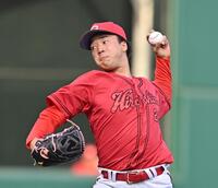 　力投する先発の佐藤柳（撮影・西田忠信）