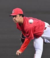 　力投する先発の佐藤（撮影・西田忠信）