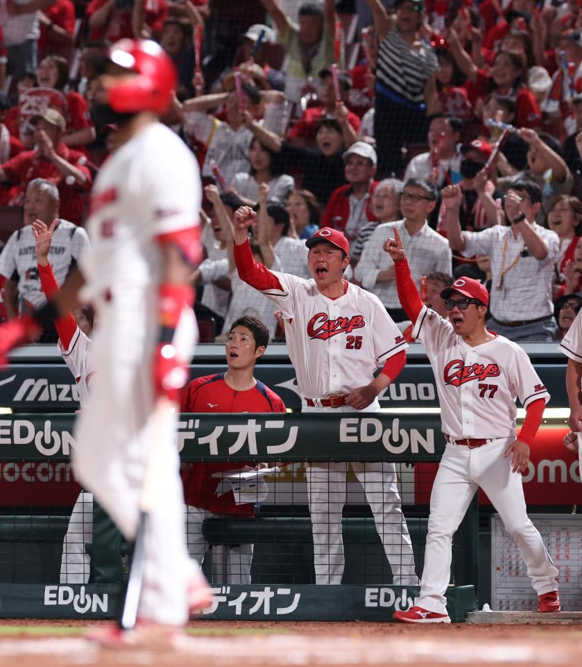 　６回、ファビアンの左越え満塁弾に、こん身のガッツポーズを見せる新井監督（撮影・市尻達拡）