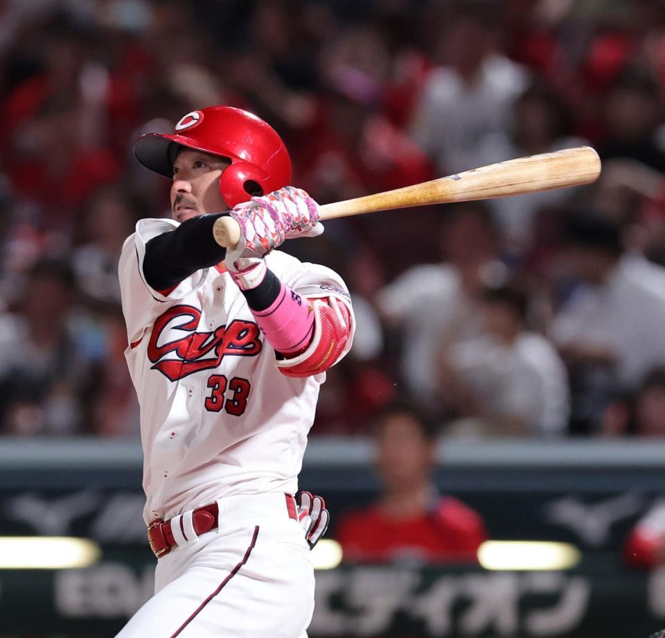 　６回、左翼線への二塁打を放つ菊池（撮影・市尻達拡）