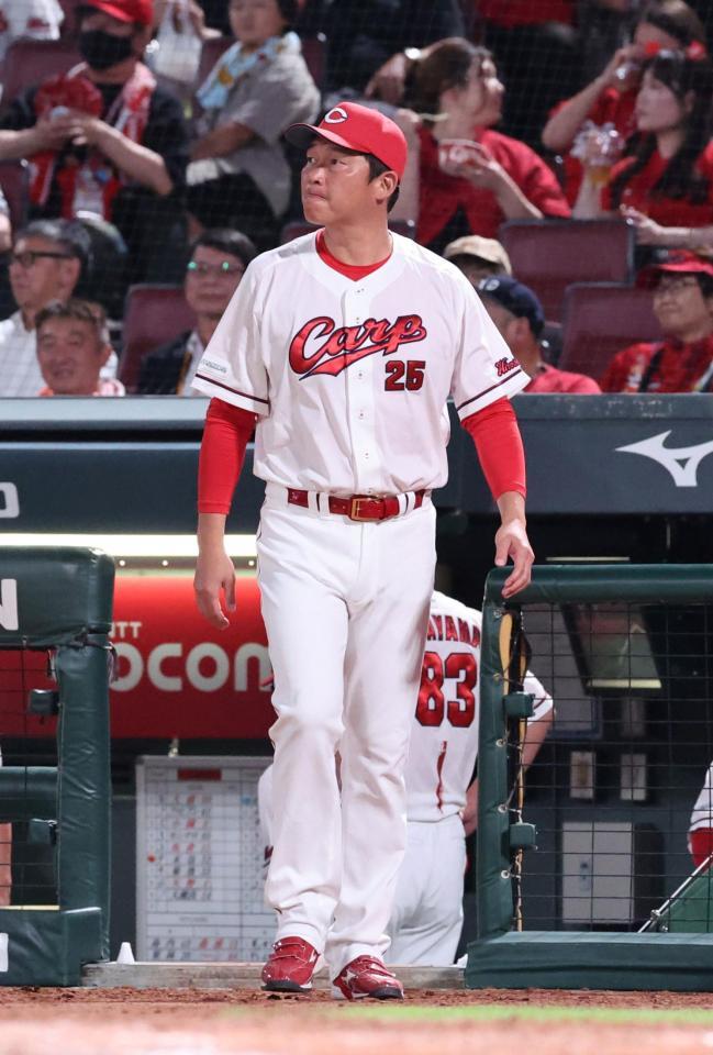 　４回の攻撃を終え、投手交代を告げる新井監督（撮影・市尻達拡）