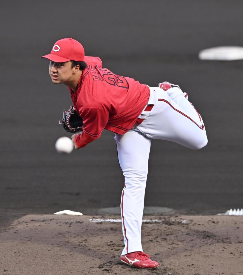 　力投する先発の佐藤柳（撮影・西田忠信）