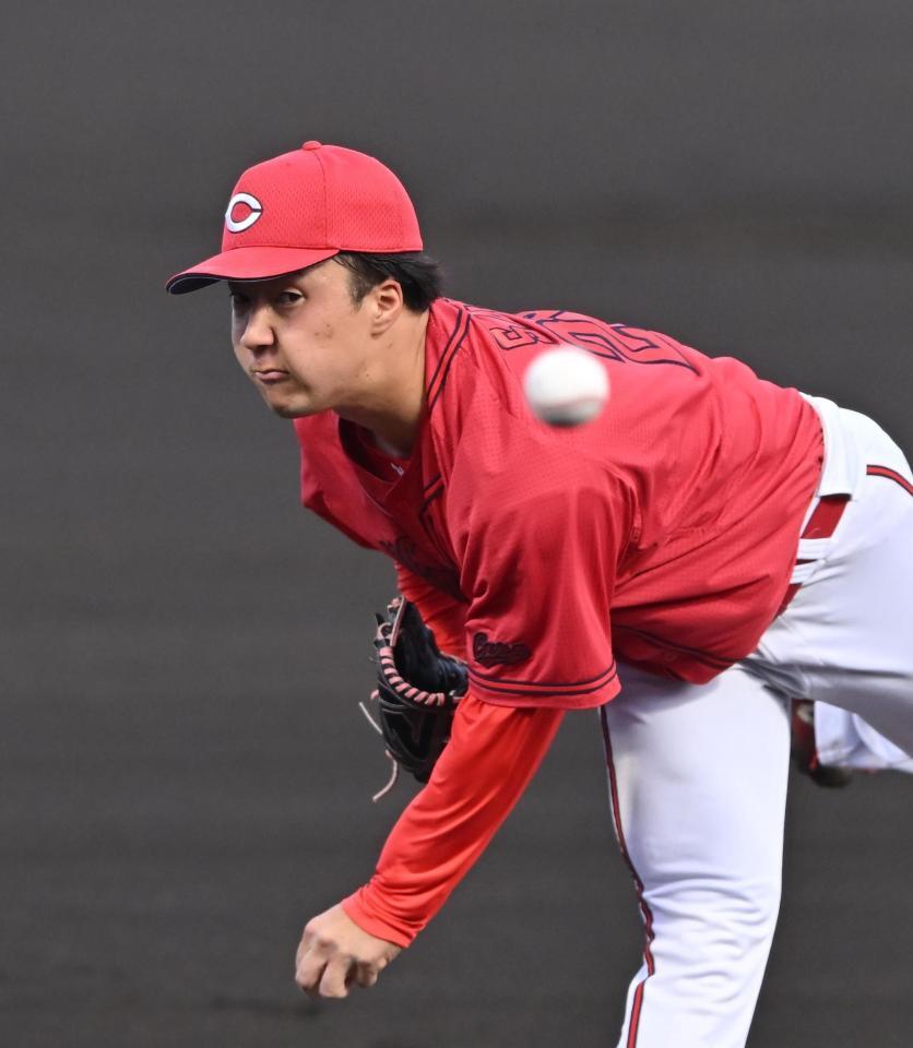 　力投する先発の佐藤（撮影・西田忠信）