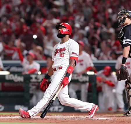 　６回、左越え満塁弾を確信し、バットを下ろすファビアン（撮影・市尻達拡）