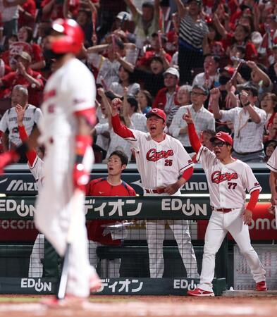 　６回、ファビアンの左越え満塁弾に、こん身のガッツポーズを見せる新井監督（撮影・市尻達拡）