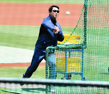 　早出練習で“熱投”する新井監督（撮影・畠山賢大）