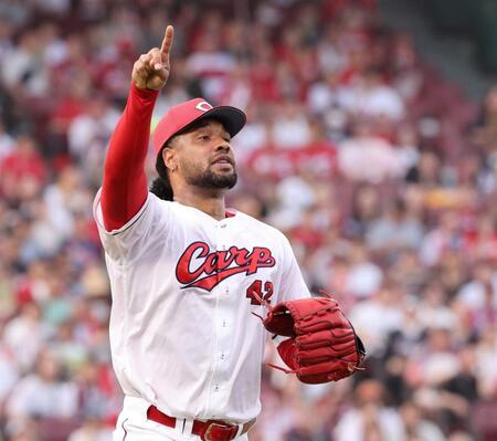 　１回、野村勇の打球を指さすドミンゲス（撮影・市尻達拡）