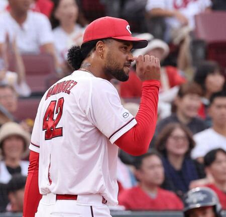 　１回、失点し表情を曇らせるドミンゲス（撮影・市尻達拡）