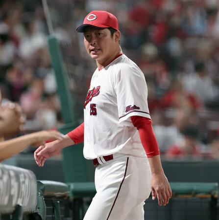 　８回、選手交代を告げる新井監督（撮影・市尻達拡）