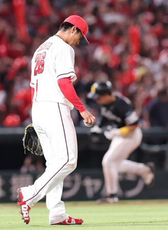 　７回、栗原に右越え３ランを被弾し、視線を落とす益田（撮影・市尻達拡）