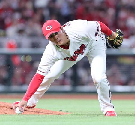 　７回、野村の打球を処理する益田（撮影・市尻達拡）