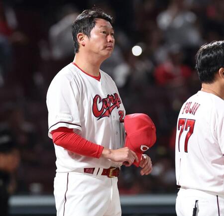 　敗戦後、ファンにあいさつする新井監督（撮影・市尻達拡）