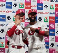 　お立ち台でポーズを決める高橋とファビアン（撮影・市尻達拡）