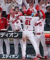 　６回、左越え満塁弾を放ったファビアンを出迎える新井監督（撮影・市尻達拡）