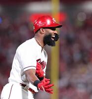 　６回、満塁弾を放ち、笑顔を見せるファビアン（撮影・市尻達拡）