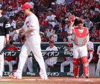 　４回、前田純の打席で、暴投した大瀬良（手前）を見つめる新井監督（撮影・市尻達拡）