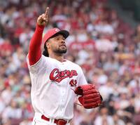 　１回、野村勇の打球を指さすドミンゲス（撮影・市尻達拡）