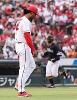 １回、嶺井に２ランを許し、うつむくドミンゲス（撮影・市尻達拡）