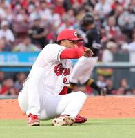 　４回、牧原大の一塁へのタイムリー内野安打でグラウンドに倒れ込むドミンゲス（撮影・市尻達拡）