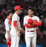 　９回、降板を告げられマウンドを降りる長谷部（右）＝撮影・市尻達拡