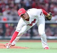 　７回、野村の打球を処理する益田（撮影・市尻達拡）