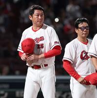 　敗戦後、ファンにあいさつする新井監督（左）＝撮影・市尻達拡