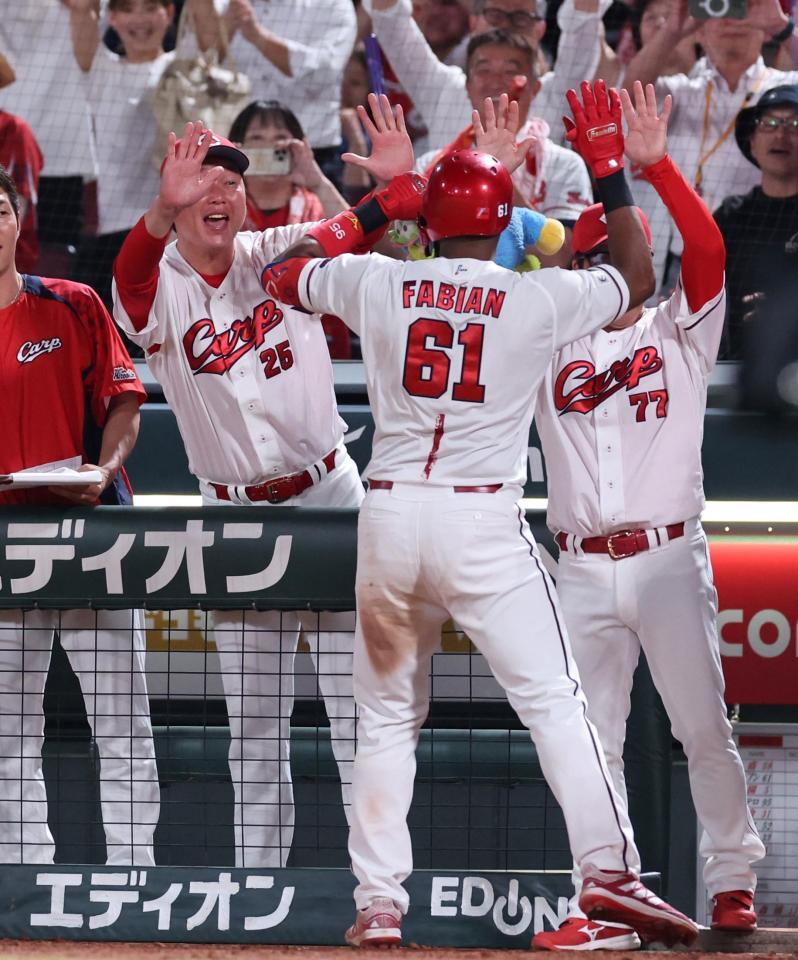 　６回、左越え満塁弾を放ったファビアンを出迎える新井監督（撮影・市尻達拡）