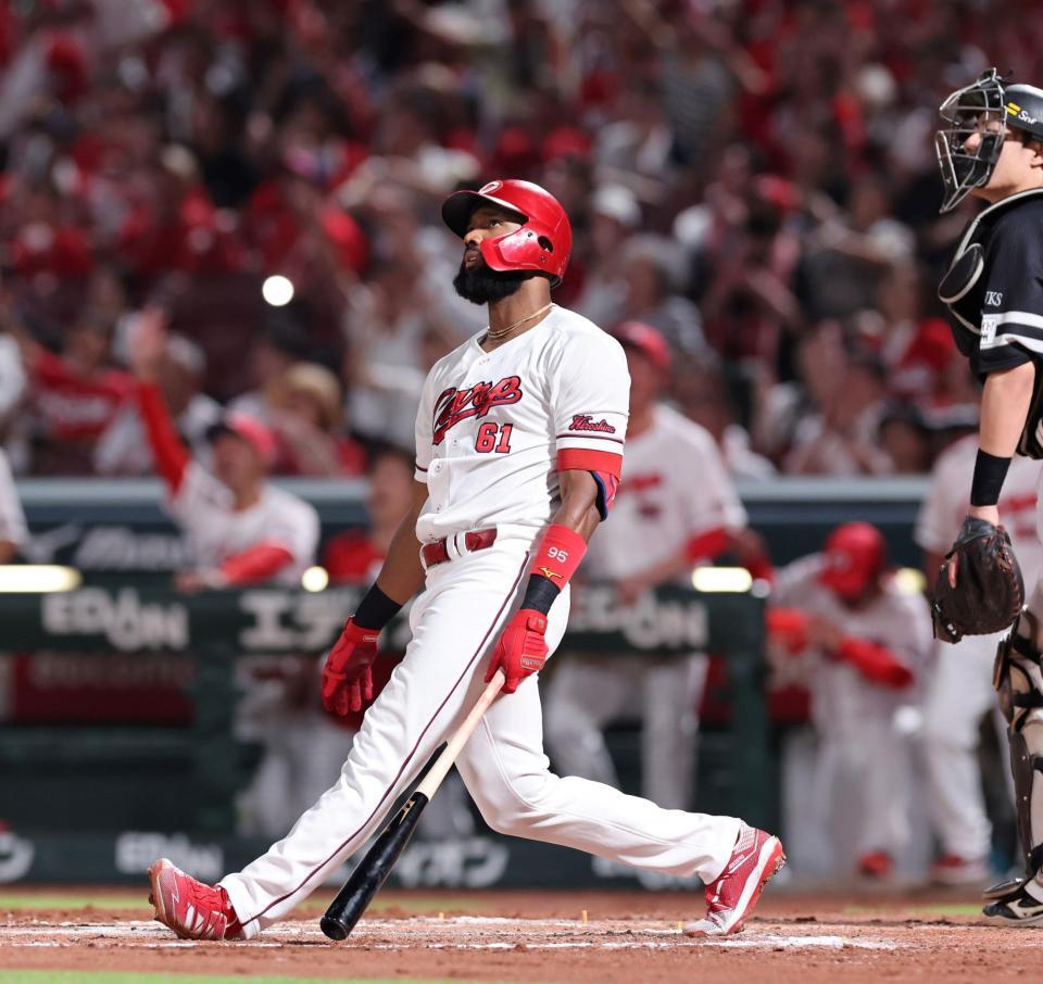 　６回、左越え満塁弾を確信し、バットを下ろすファビアン（撮影・市尻達拡）