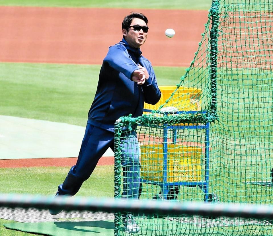 　早出練習で“熱投”する新井監督（撮影・畠山賢大）