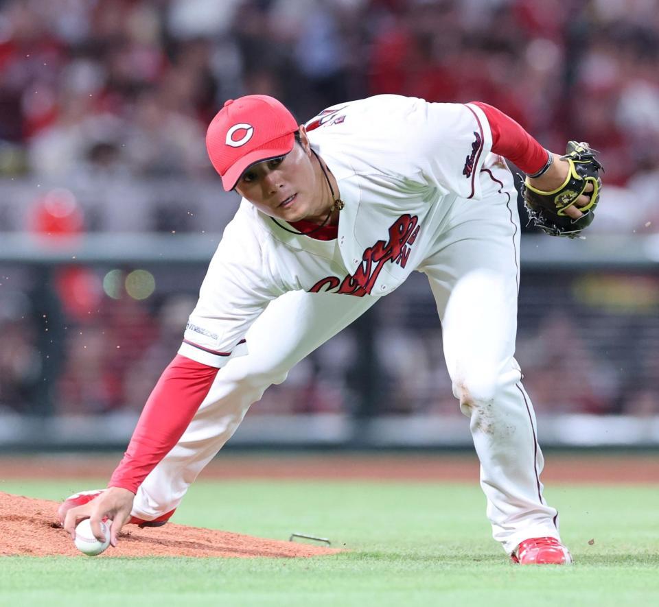 　７回、野村の打球を処理する益田（撮影・市尻達拡）