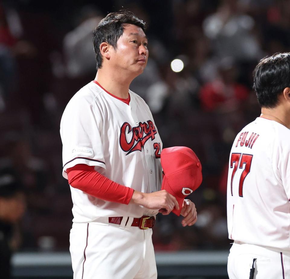 　敗戦後、ファンにあいさつする新井監督（撮影・市尻達拡）