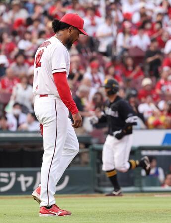 １回、嶺井に２ランを許し、うつむくドミンゲス（撮影・市尻達拡）