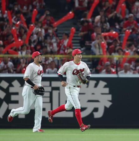 　７回、早川の大飛球を好捕した大盛（右）は歓声の中ベンチに戻る（撮影・坂部計介）