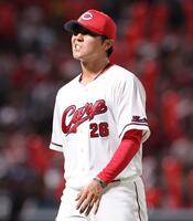 　７回、３失点し表情を曇らせる益田（撮影・市尻達拡）