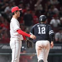 　９回、牧原大の左前タイムリーで、嶺井の生還を許す岡本（撮影・市尻達拡）