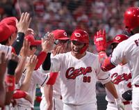 　５回、代打２ランを放ち、ナインの出迎えに笑顔を見せる中村奨（撮影・市尻達拡）