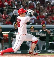 　５回、左越えに２ランを放つ中村奨