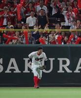 　７回、早川の打球を好捕した大盛は歓声の中ベンチに戻る（撮影・坂部計介）