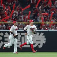 　７回、早川の大飛球を好捕した大盛（右）は歓声の中ベンチに戻る（撮影・坂部計介）