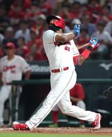 　５回、ファビアンは捕邪飛に倒れる（撮影・坂部計介）