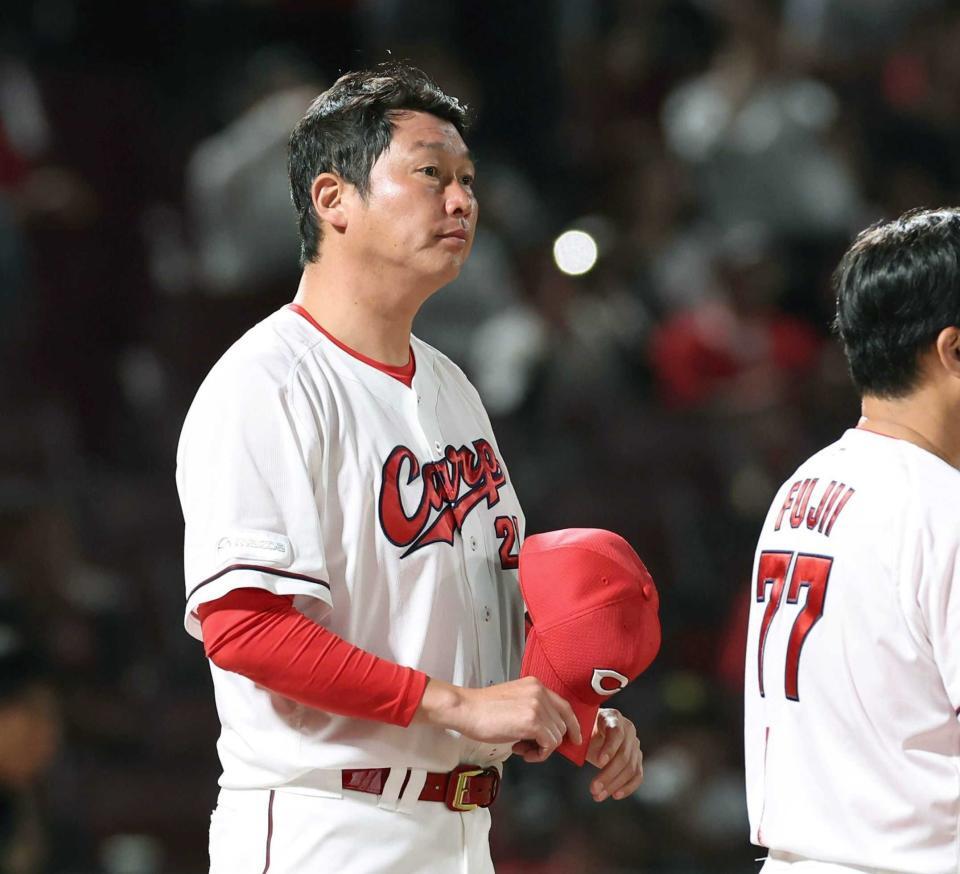 　敗戦後、ファンにあいさつする新井監督（撮影・市尻達拡）