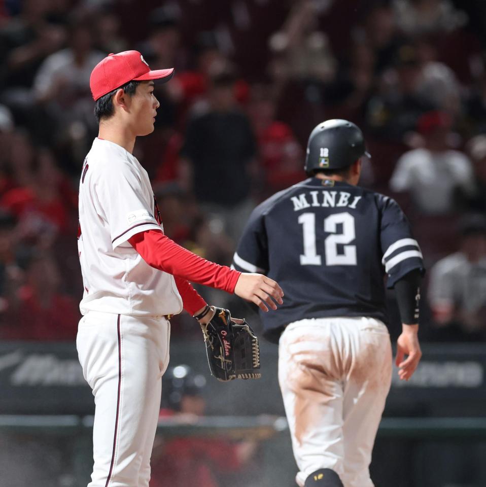 　９回、牧原大の左前タイムリーで、嶺井の生還を許す岡本（撮影・市尻達拡）