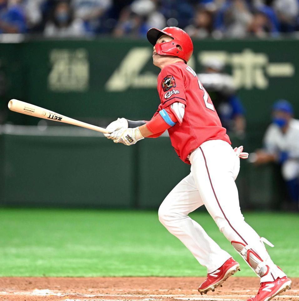 　プロ初本塁打となるソロを放つ代打・中村奨＝２１年６月１９日