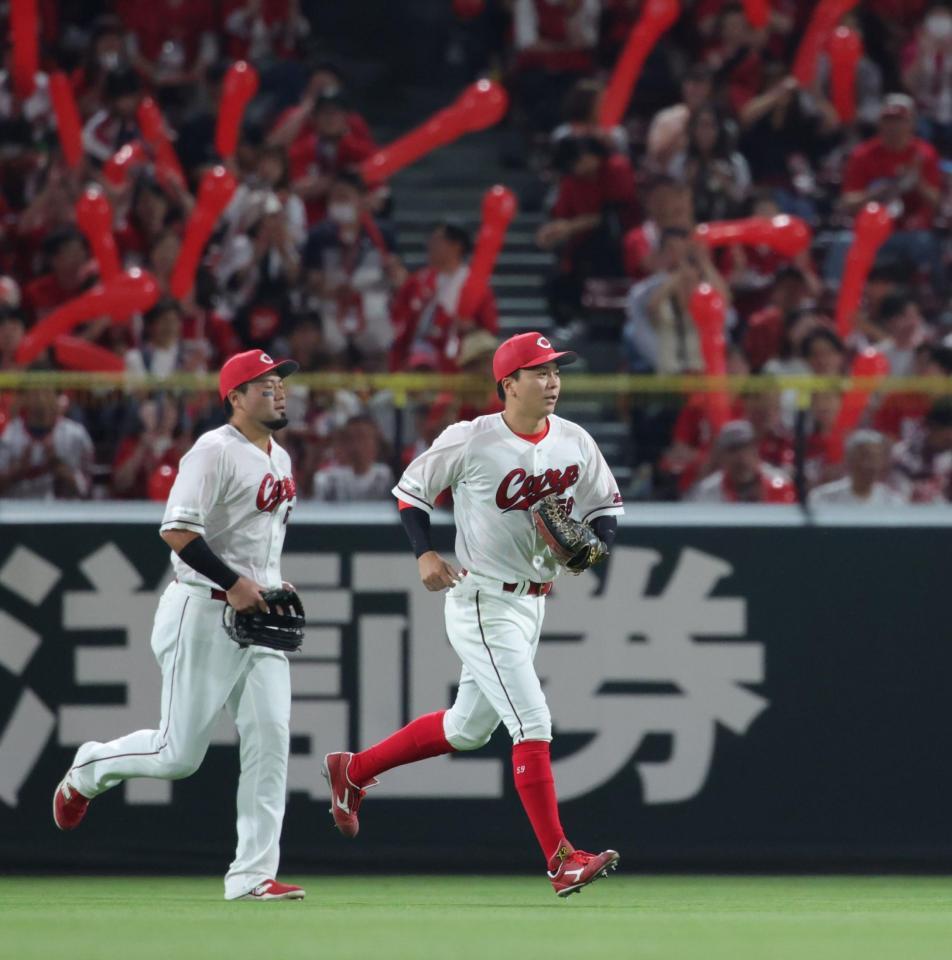 　７回、早川の大飛球を好捕した大盛（右）は歓声の中ベンチに戻る（撮影・坂部計介）