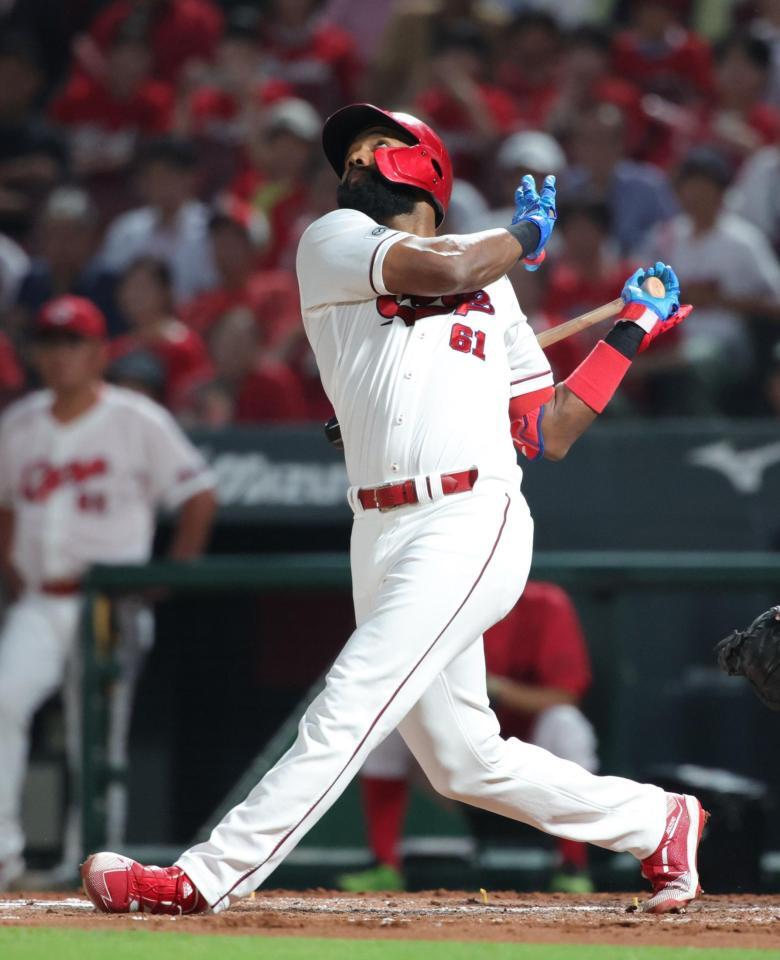 　５回、ファビアンは捕邪飛に倒れる（撮影・坂部計介）