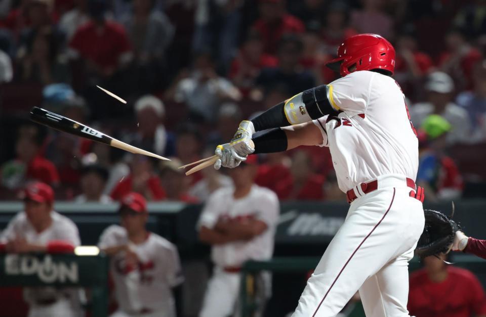 　６回、末包はバットを折られ二ゴロに倒れる（撮影・坂部計介）