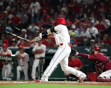 　６回、末包はバットを折られ二ゴロに倒れる（撮影・坂部計介）