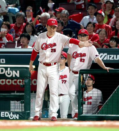 　９回、代打を送る新井監督