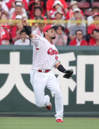 　１回、小深田の打球を好捕、素早く一塁へ送球する末包（撮影・坂部計介）